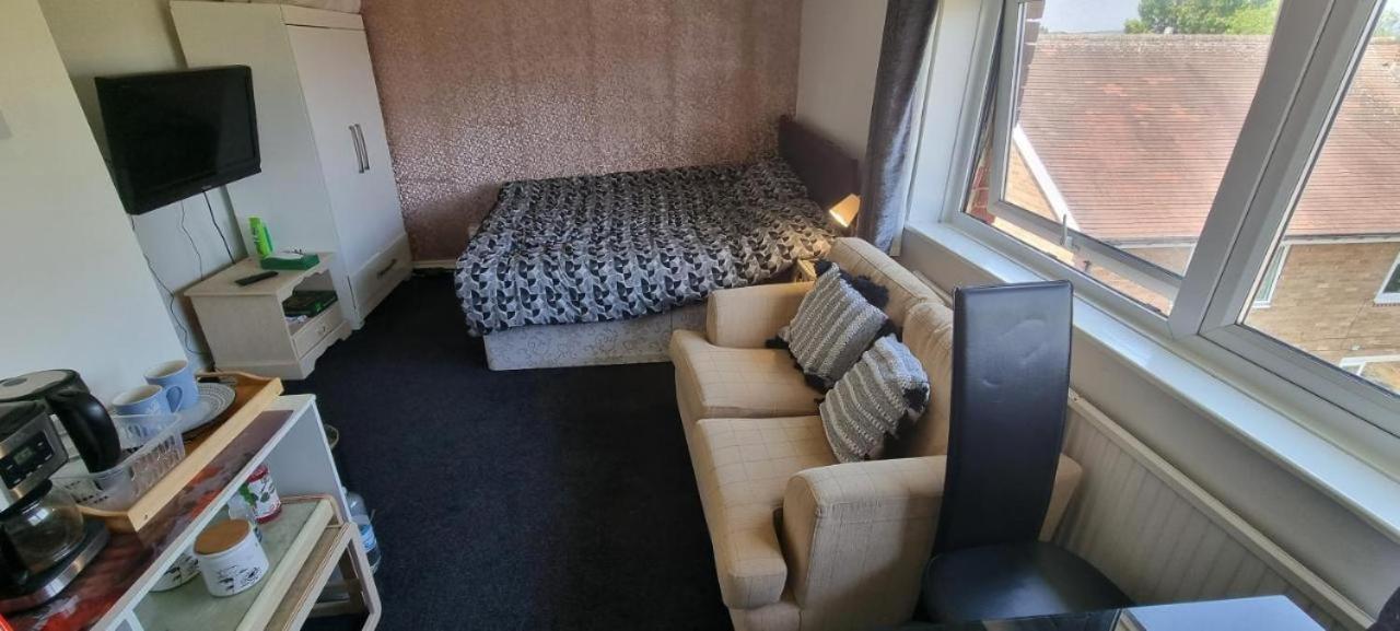 Spacious Room With Kichenet Rotherham Exterior photo